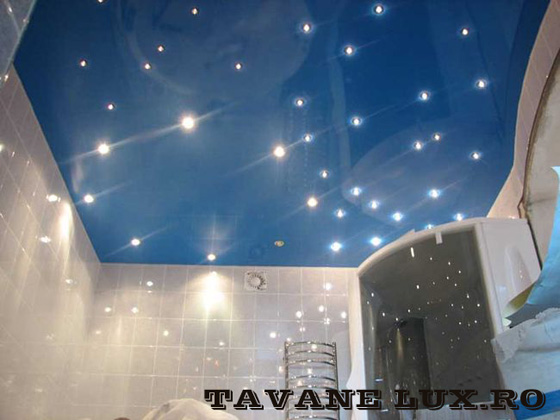 Tavan executat pentru baie decorat cu lumini