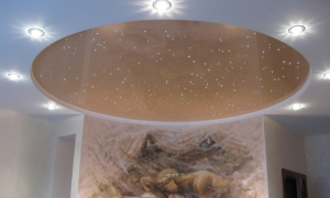Tavan iluminat su Fibra Optica si deccorat cu Spot-uri