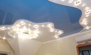 Tavan decorat cu spoturi