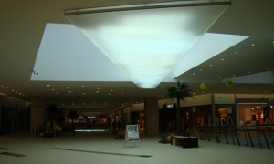 Tavan hypermarket iluminat