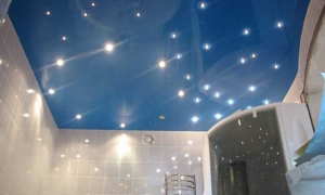 Tavan executat pentru baie decorat cu lumini