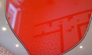 Tavan executat pentru baie decorat cu spot-uri